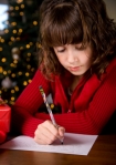 Flicka som skriver en julklappslista